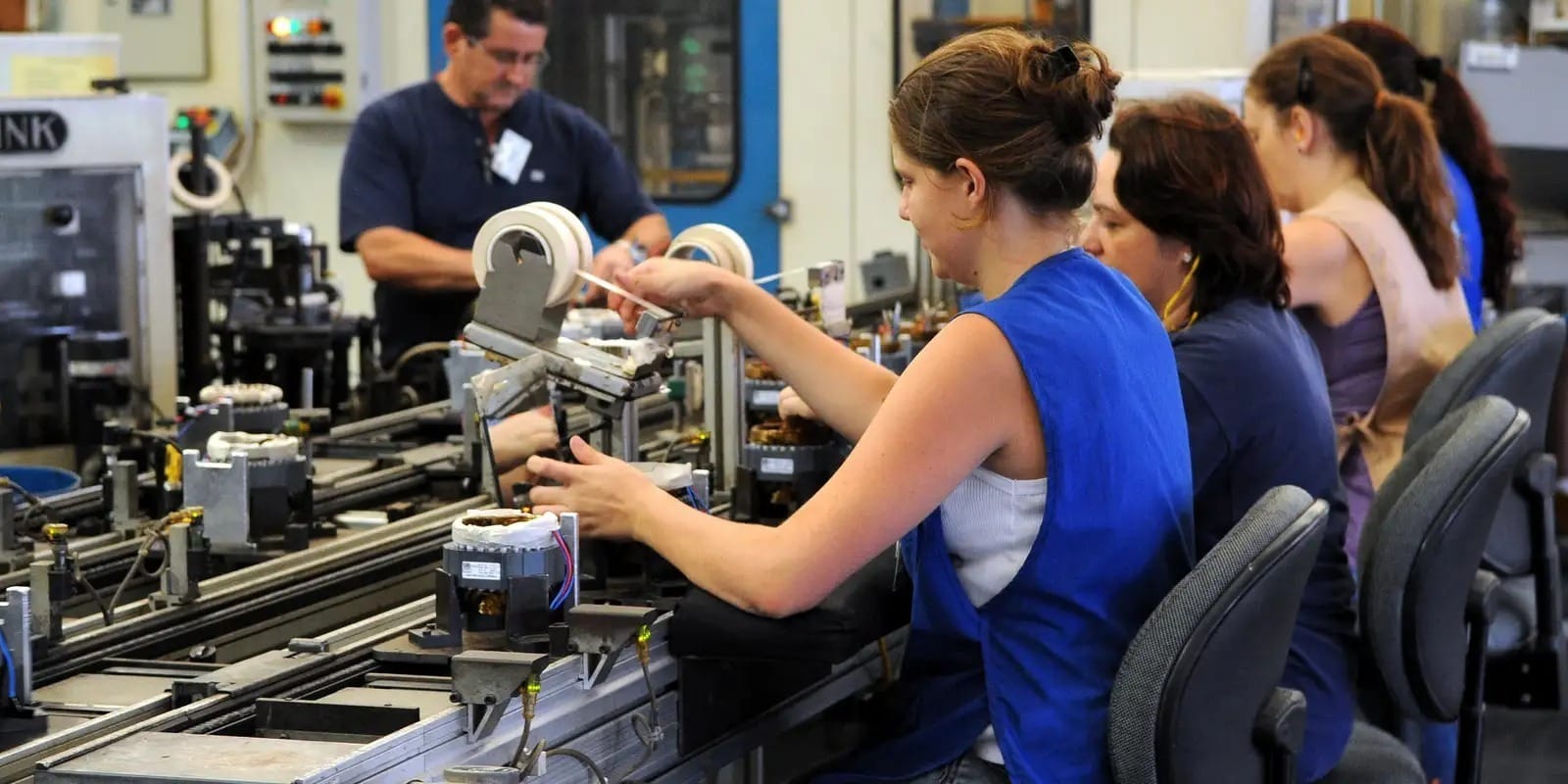 Produção industrial cresce em 10 de 15 locais em abril, diz IBGE