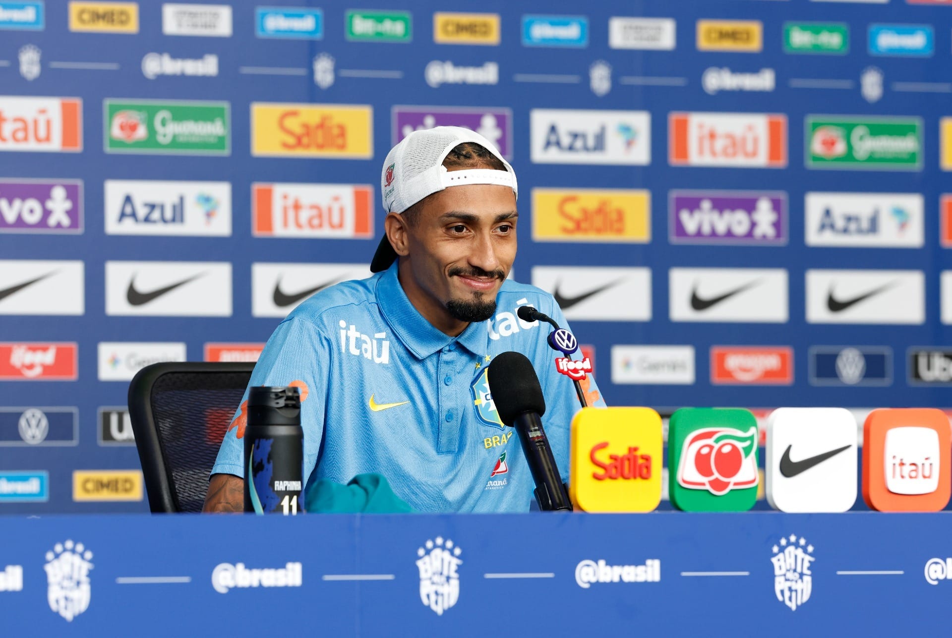 Raphinha admite diferença entre Seleção e Barcelona: "Posso melhorar"