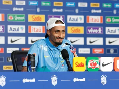 Raphinha admite diferença entre Seleção e Barcelona: "Posso melhorar"