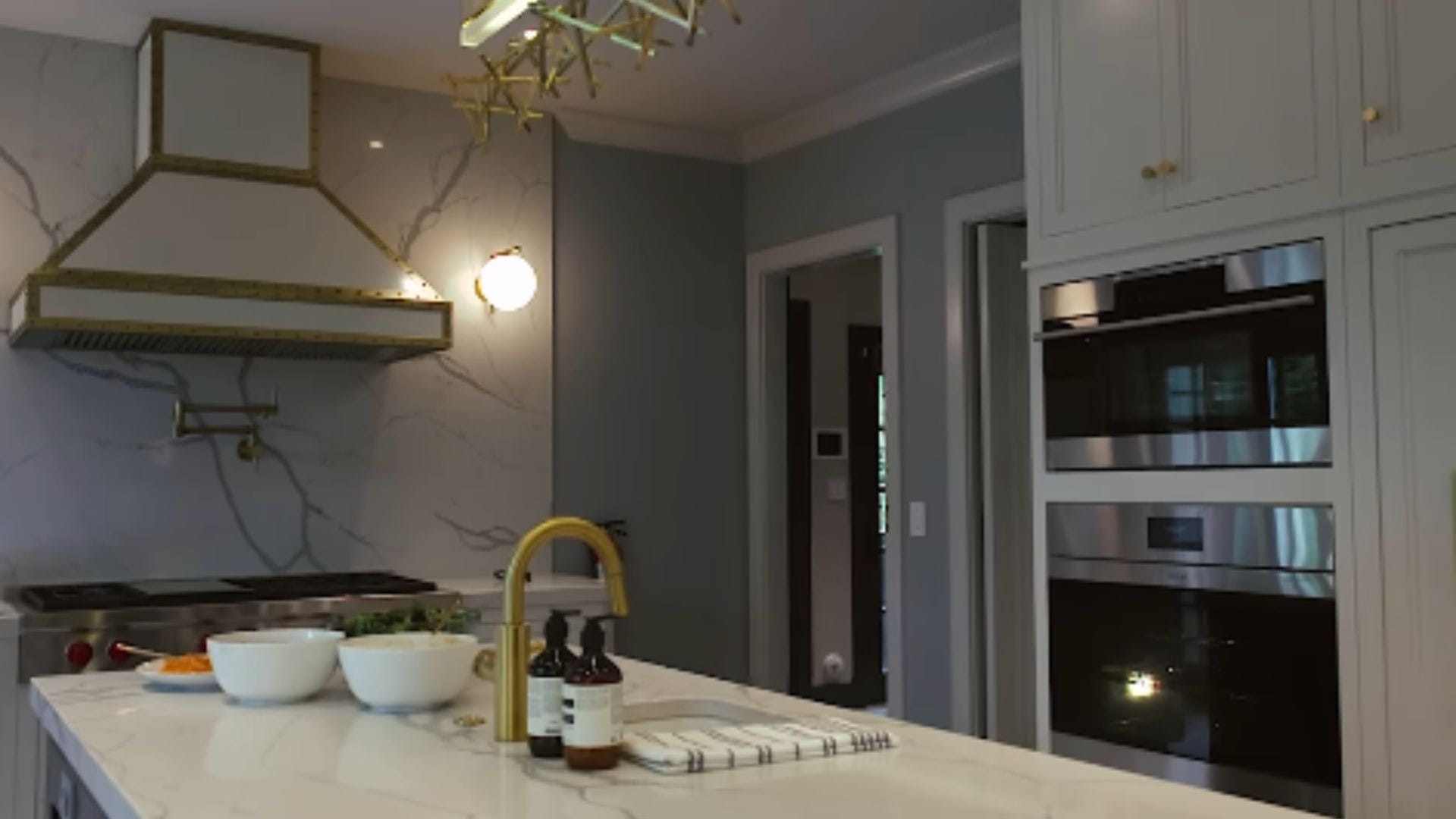 Cozinha &eacute; espa&ccedil;osa e comporta uma fam&iacute;lia