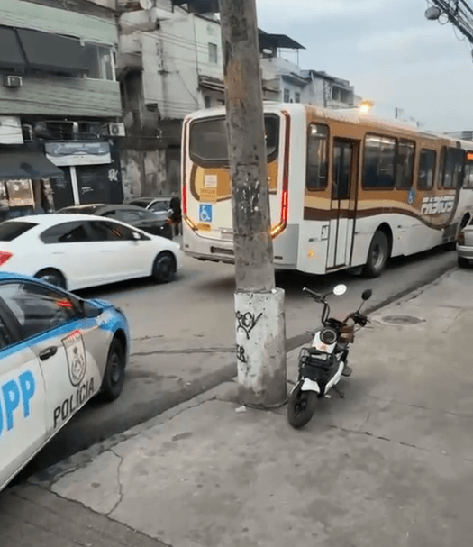 Criança de 9 anos morre após colisão com ônibus no Complexo do Alemão