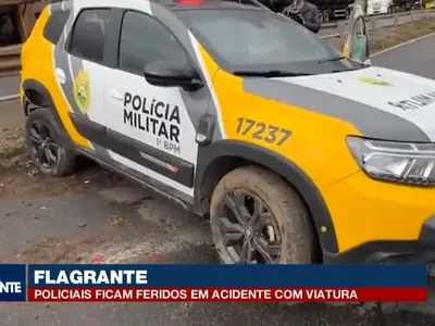 Viatura da PM capota após ser atingida por caminhão em Ponta Gros