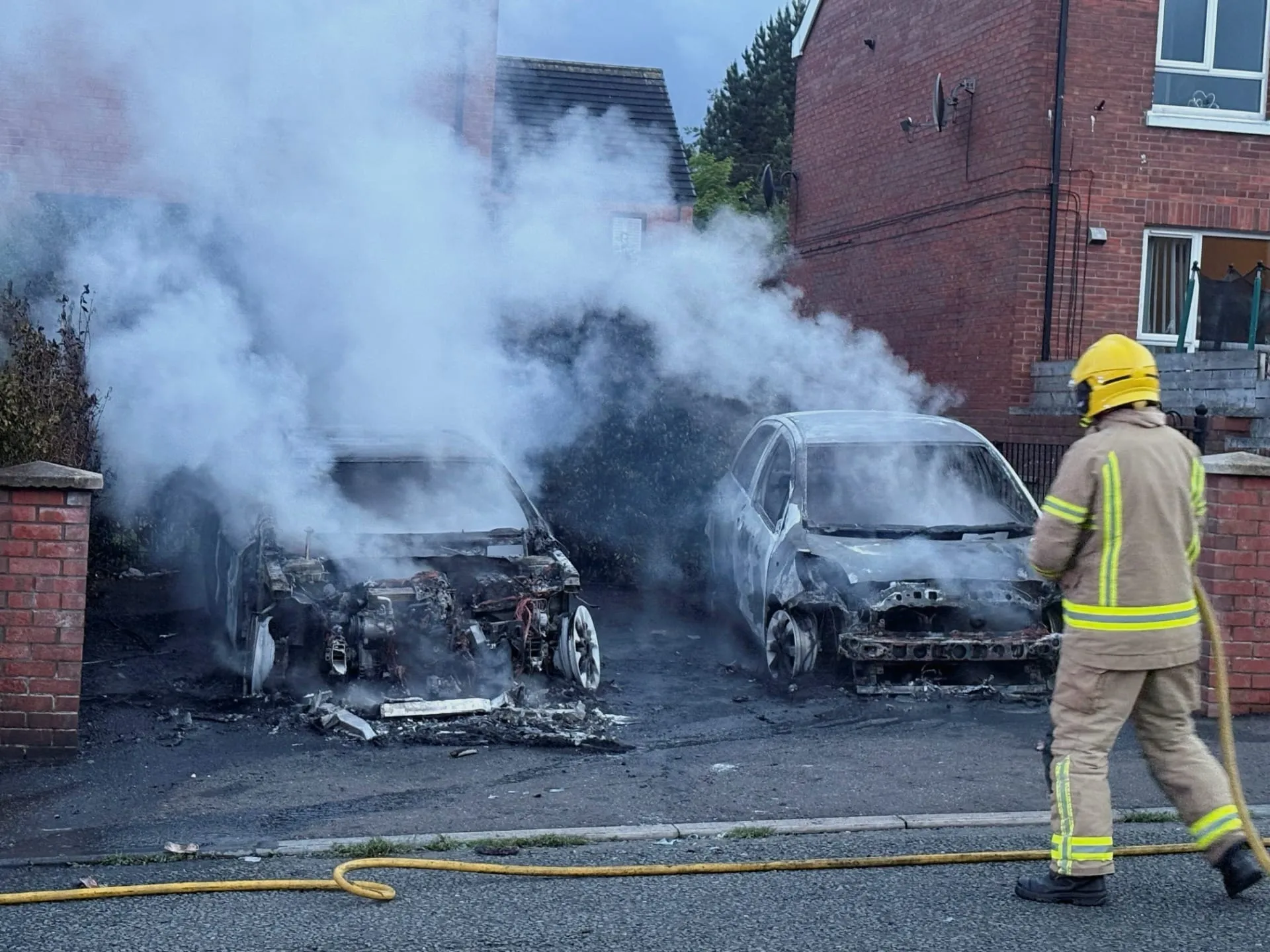 Bombeiro contém incêndio após protesto violento na Irlanda do Norte (Reuters/Isabel Infantes)