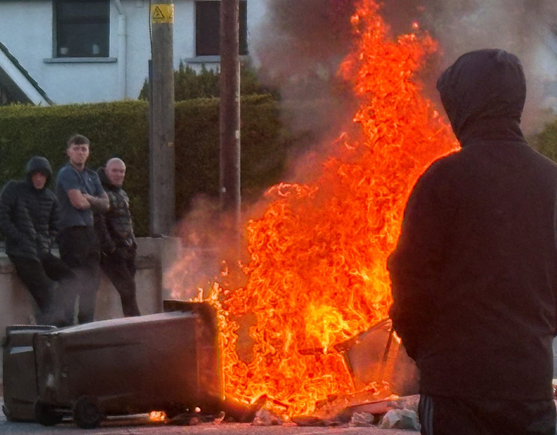 Ataque a faca provoca protesto violento anti-imigrantes na Irlanda do Norte