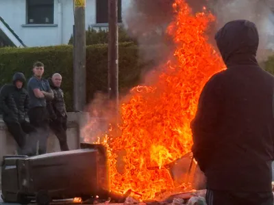 Ataque a faca provoca protesto violento anti-imigrantes na Irlanda do Norte