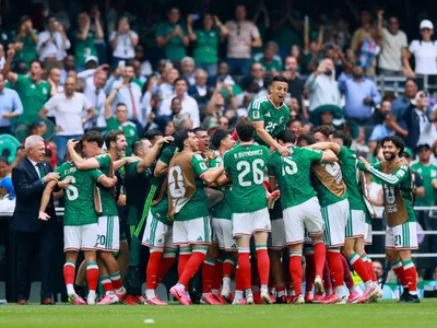 México estreia com vitória sobre África do Sul em jogo com três expulsões