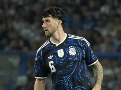 Zagueiro da Argentina convocado às pressas mostra ligação de Scaloni; veja