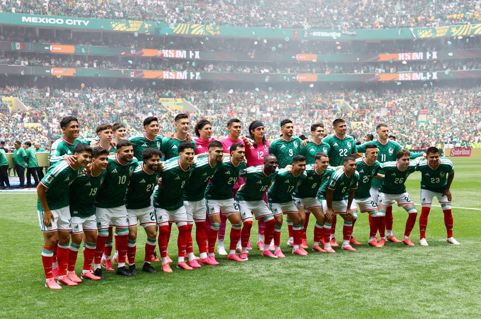 Meia do Corinthians assiste jogo do México e brinca com cor de camisa; veja