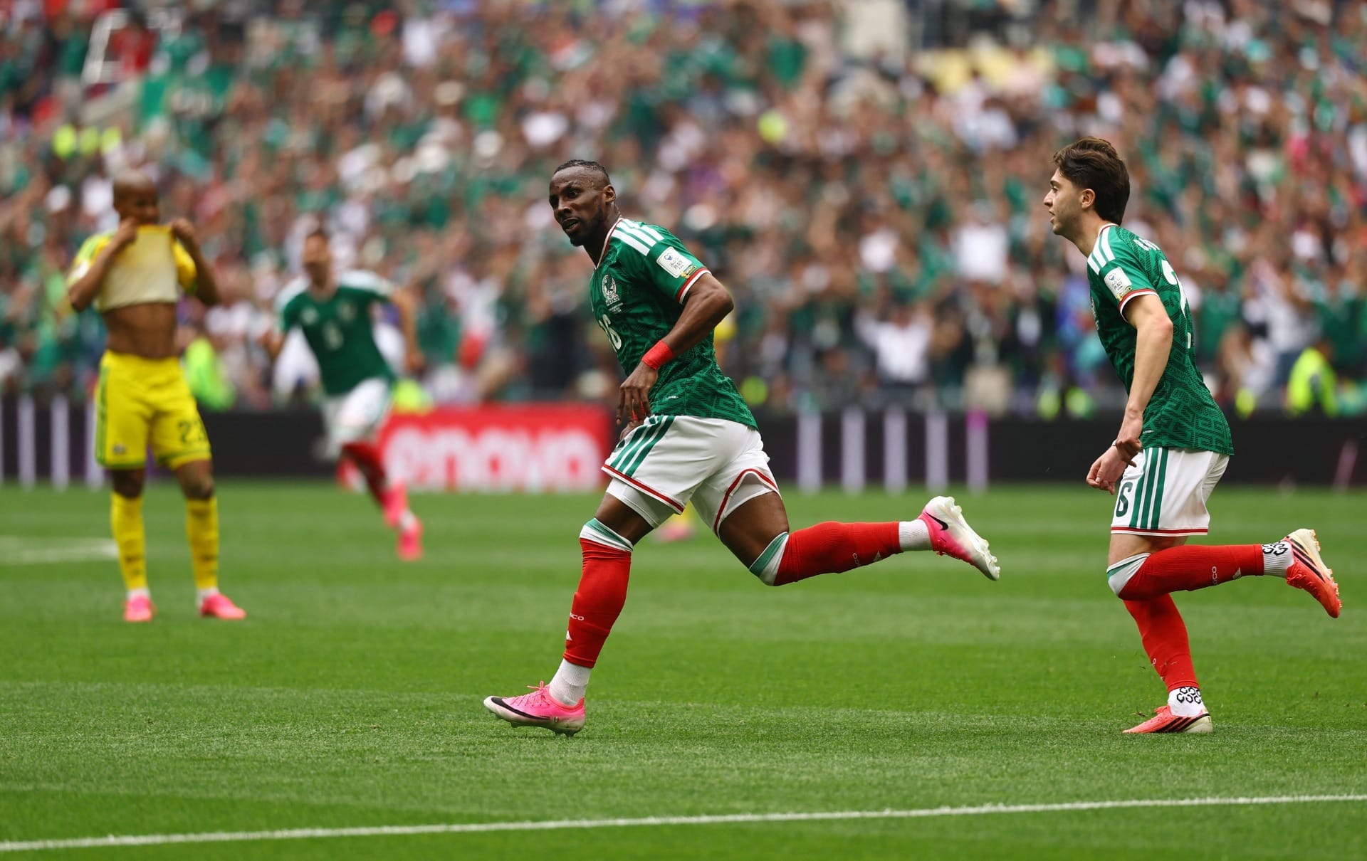 Quiñones: autor de 1º gol da Copa superou CR7 e não nasceu no México