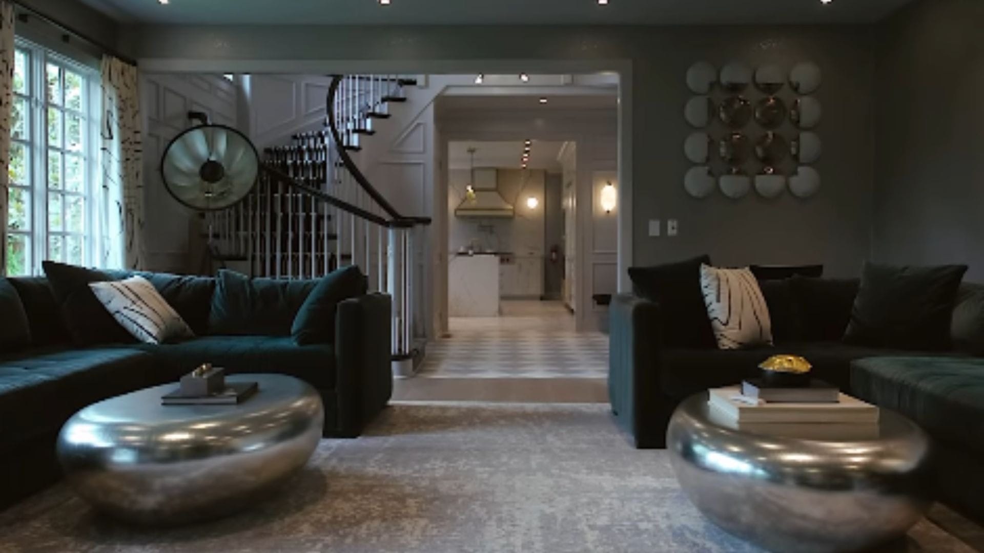 Sala conta com decora&ccedil;&atilde;o futurista