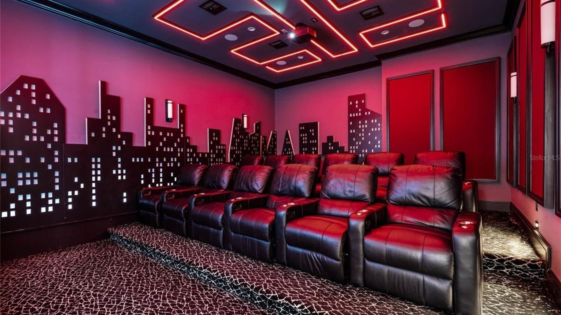 Sala de cinema tem 12 poltronas e é toda equipada