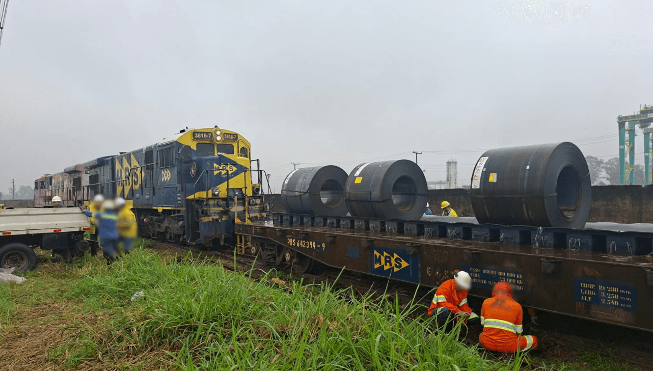 Trem descarrila e bloqueia trânsito em Hortolândia