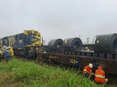 Trem descarrila e bloqueia trânsito em Hortolândia