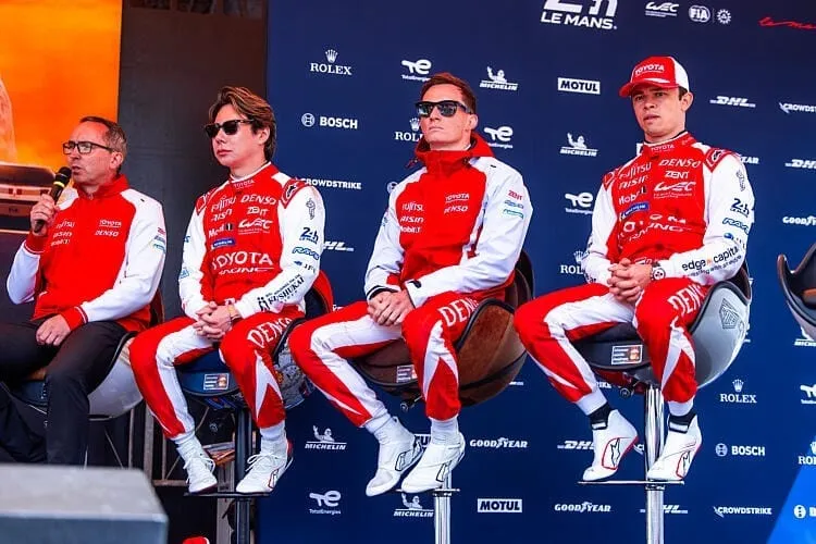 Kamui Kobayashi, Mike Conway e Nyck de Vries dividem o Toyota #7 nas 24 Horas de Le Mans de 2026