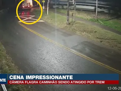 Vídeo: Caminhão com gás de cozinha é atingido por trem no Paraná