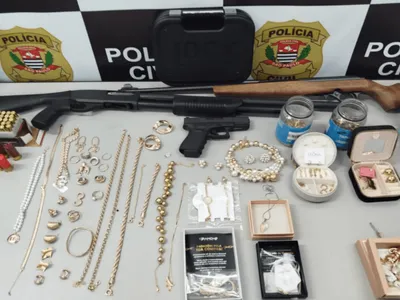 Polícia apreende armas e joias durante operação em Caçapava e SJCampos