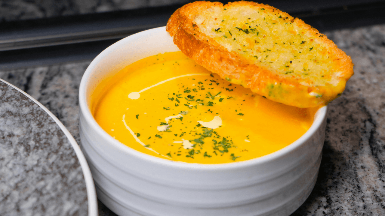 Aqueça os dias frios com uma sopa de mandioquinha feita em poucos passos