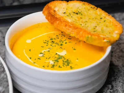 Aqueça os dias frios com uma sopa de mandioquinha feita em poucos passos