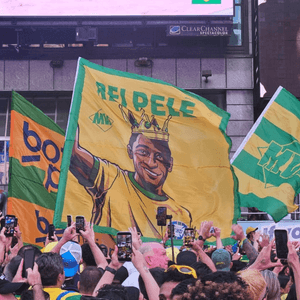 Torcida do Brasil faz festa na Times Square às vésperas da Copa