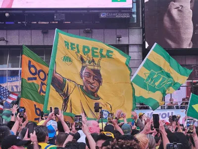 Brasileiros invadem a Times Square antes da estreia na Copa; assista