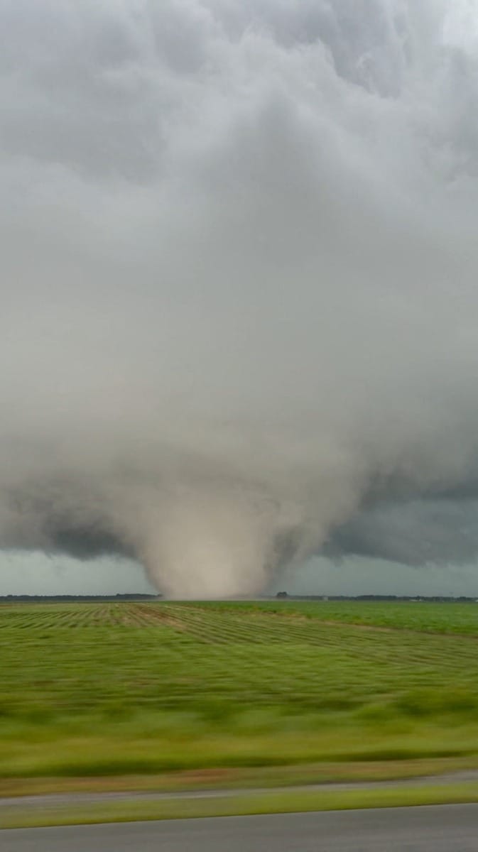 Estados Unidos têm mortes e destruição devido a tornados e calor extremo