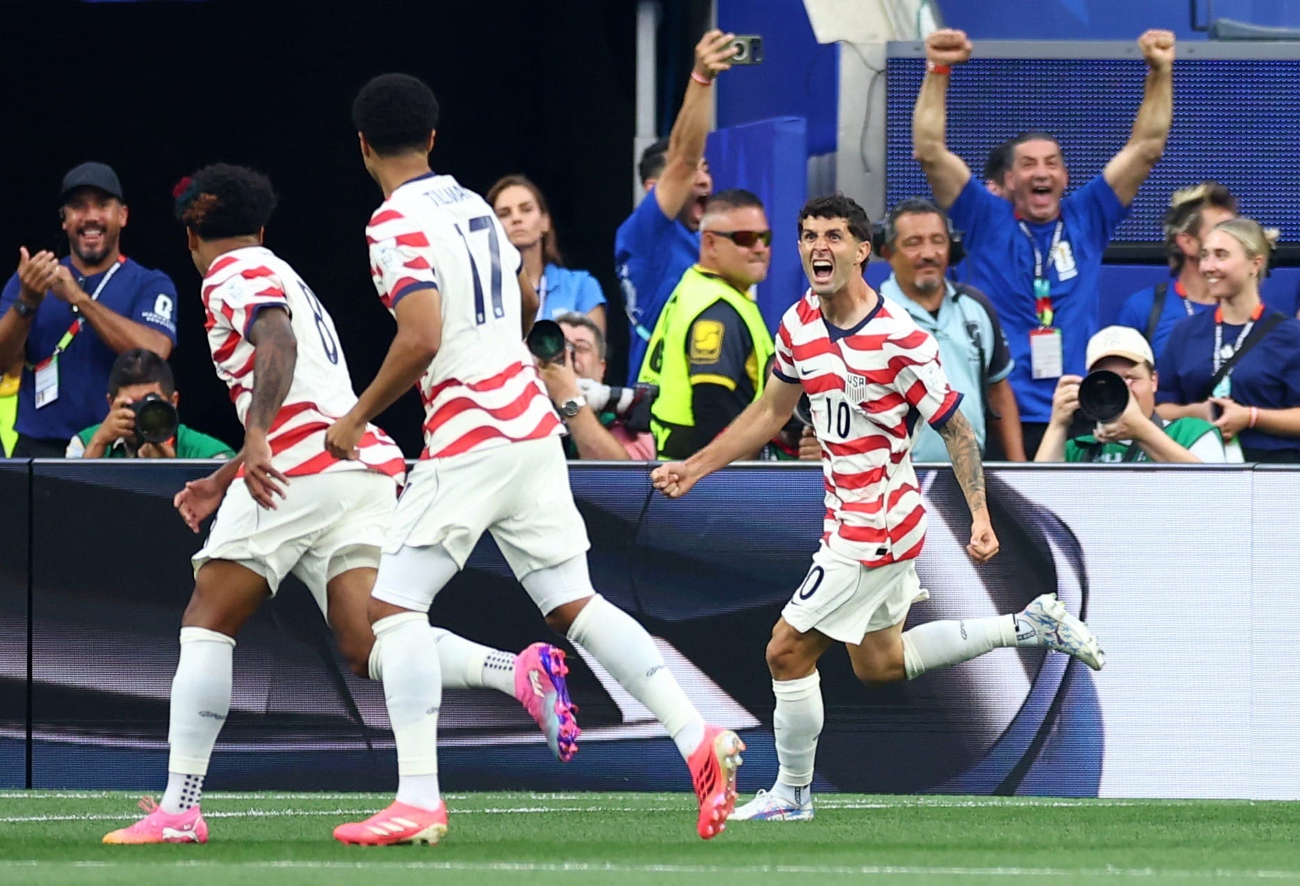 Estados Unidos atropelam Paraguai e aplicam a primeira goleada da Copa