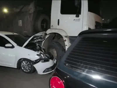 Vídeo mostra racha de caminhões que terminou em acidente com 10 veículos