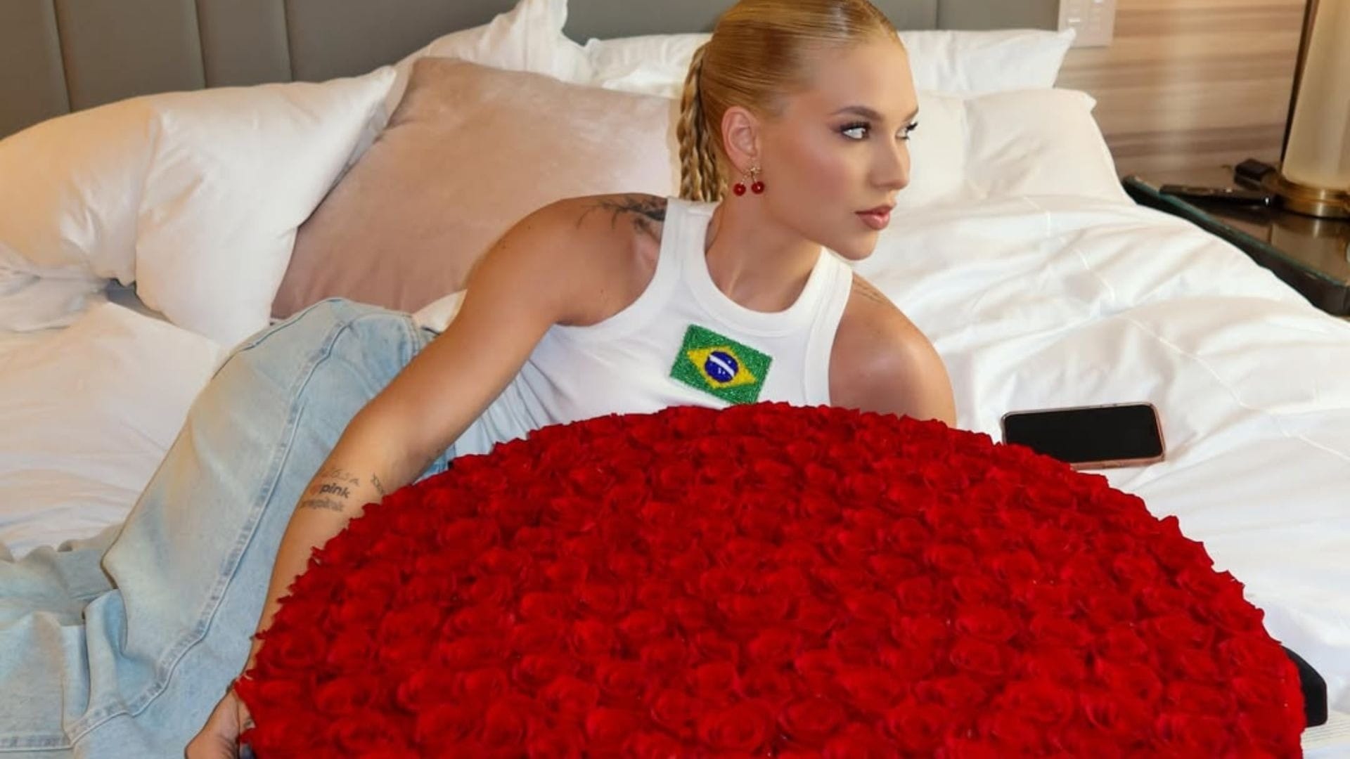 Voltaram? Virginia posa com buquê de rosas e ganha comentário de Vini Jr.