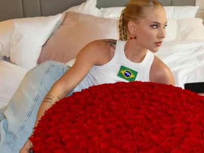 Virginia explica buquê de rosas e reage ao gol de Vini Jr.: "Feliz por ele"