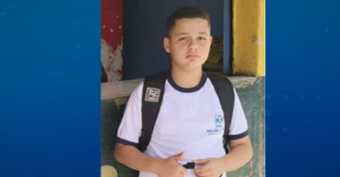 Corpo de menino de 11 anos que morreu envenenado por chumbinho é sepultado