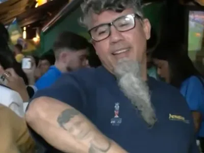 Torcedor tatua rosto de Craque Neto e recebe agradecimento ao vivo
