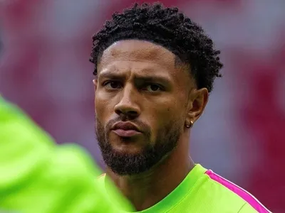 Goleiro da Nigéria chama atenção por beleza e atrai famosas na Copa