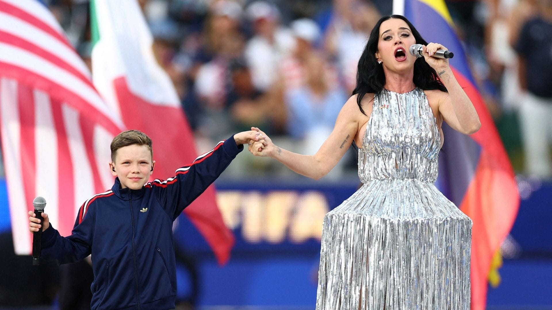 Quem é Tius, menino que cantou com Katy Perry na abertura da Copa?