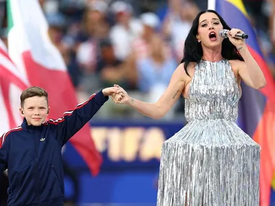 Quem é Tius, menino que cantou com Katy Perry na abertura da Copa?