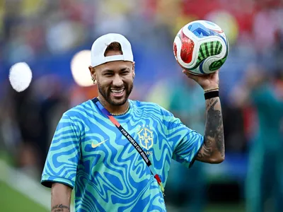Sem condições de entrar em campo, Neymar chega ao jogo do Brasil; veja