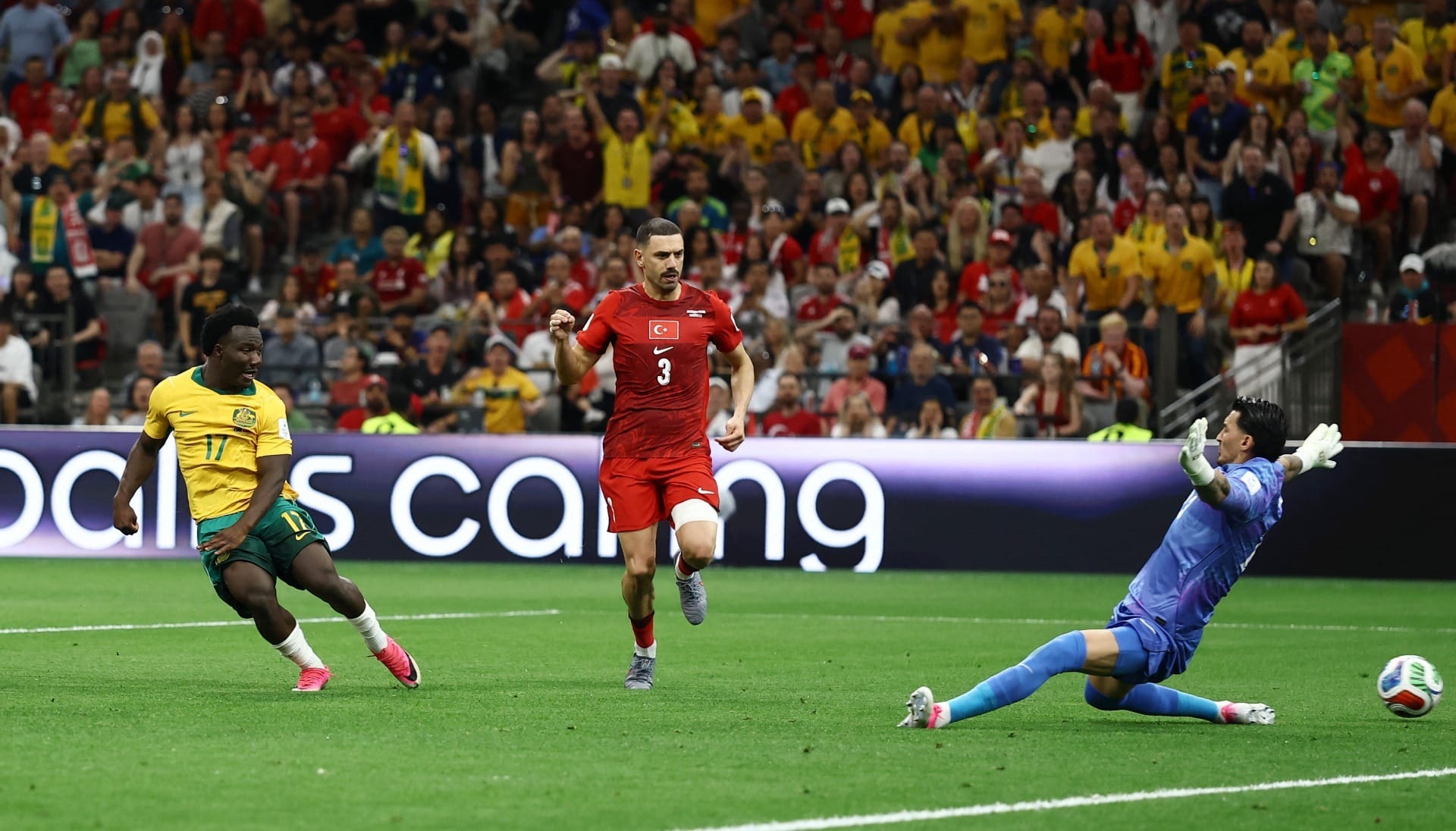 Com "paredão" e gol de promessa, Austrália surpreende e vence Turquia