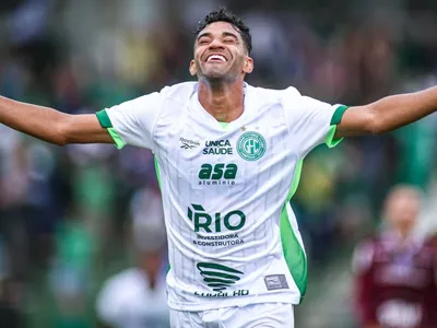 Guarani vence o Caxias com gol no fim e segue na liderança da Série C