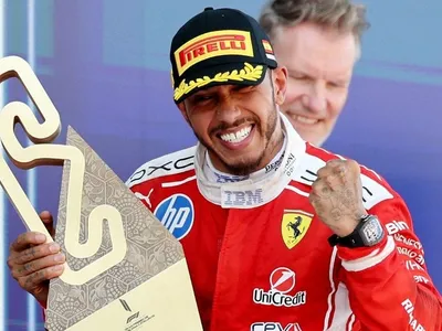 Hamilton não segura a emoção ao vencer pela Ferrari: "Sonho alcançado"