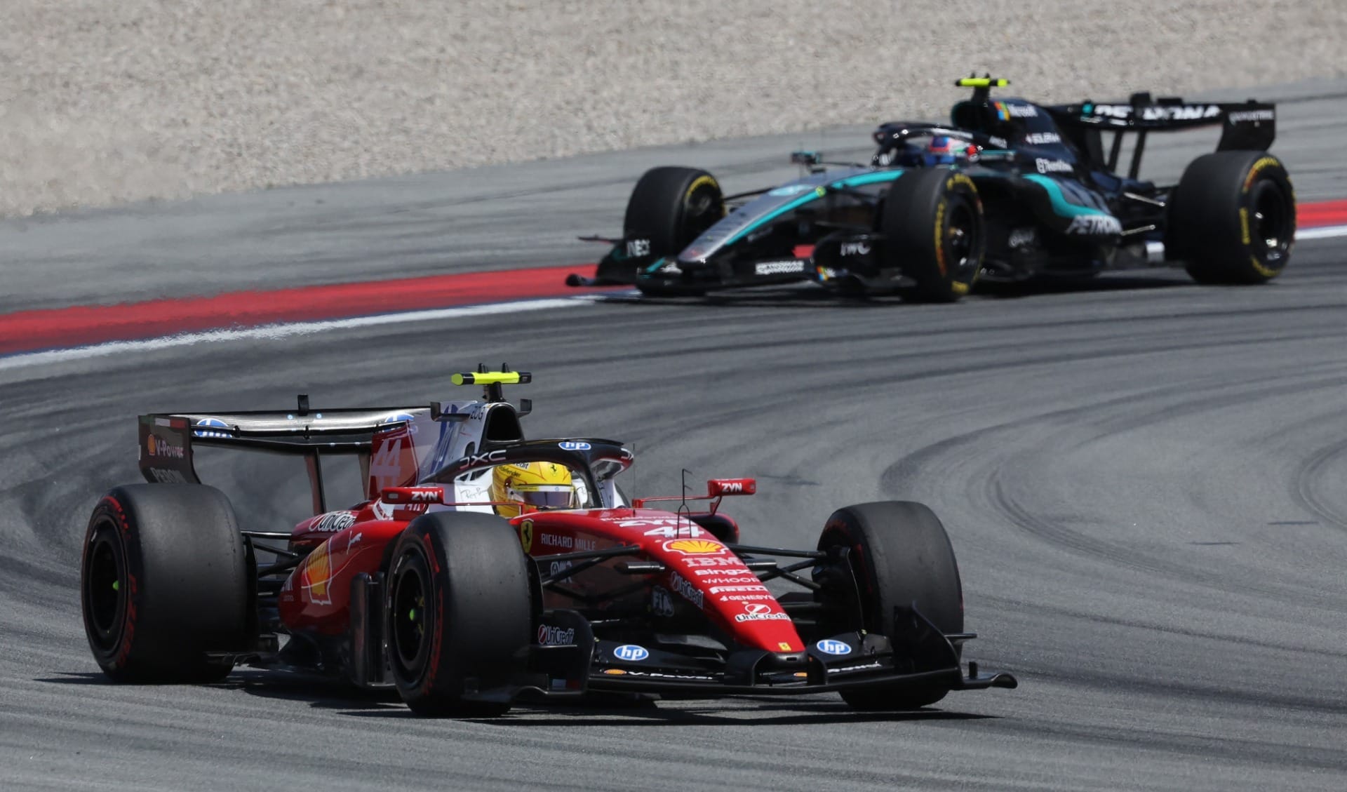 Hamilton conquista o GP de Barcelona e vence pela 1ª vez com a Ferrari
