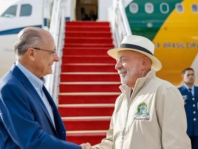 Lula viaja à França para reunião do G7