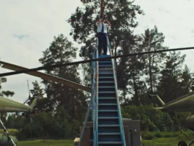 Premonição? Oliver Tree tem clipe no qual aparece entre dois helicópteros