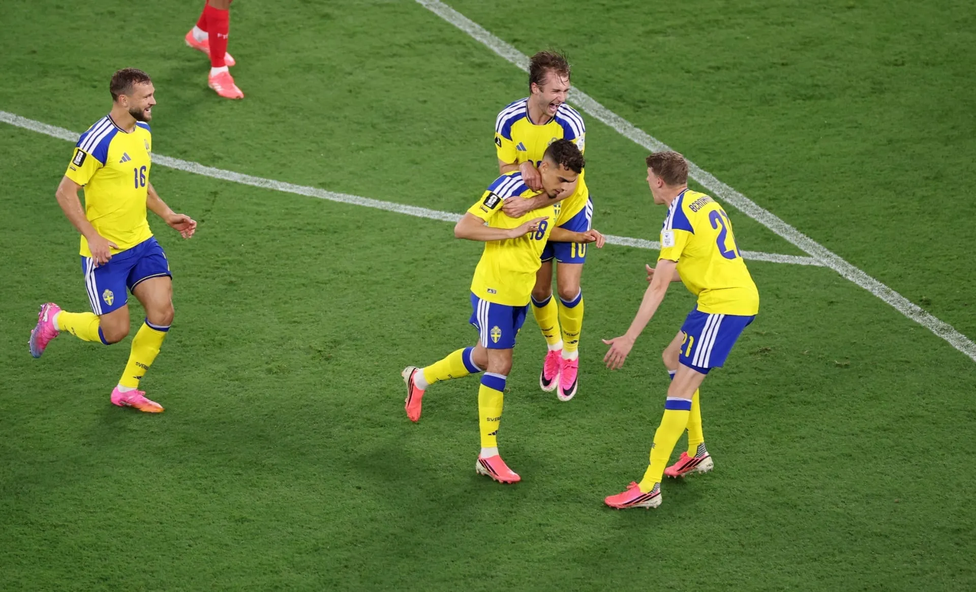 Yasin Ayari, da Suécia, comemora seu primeiro gol na Copa do Mundo