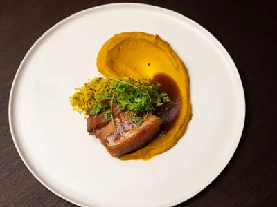 Barriga de porco com mousseline de abóbora e farofa de casca de abóbora | Band Receitas