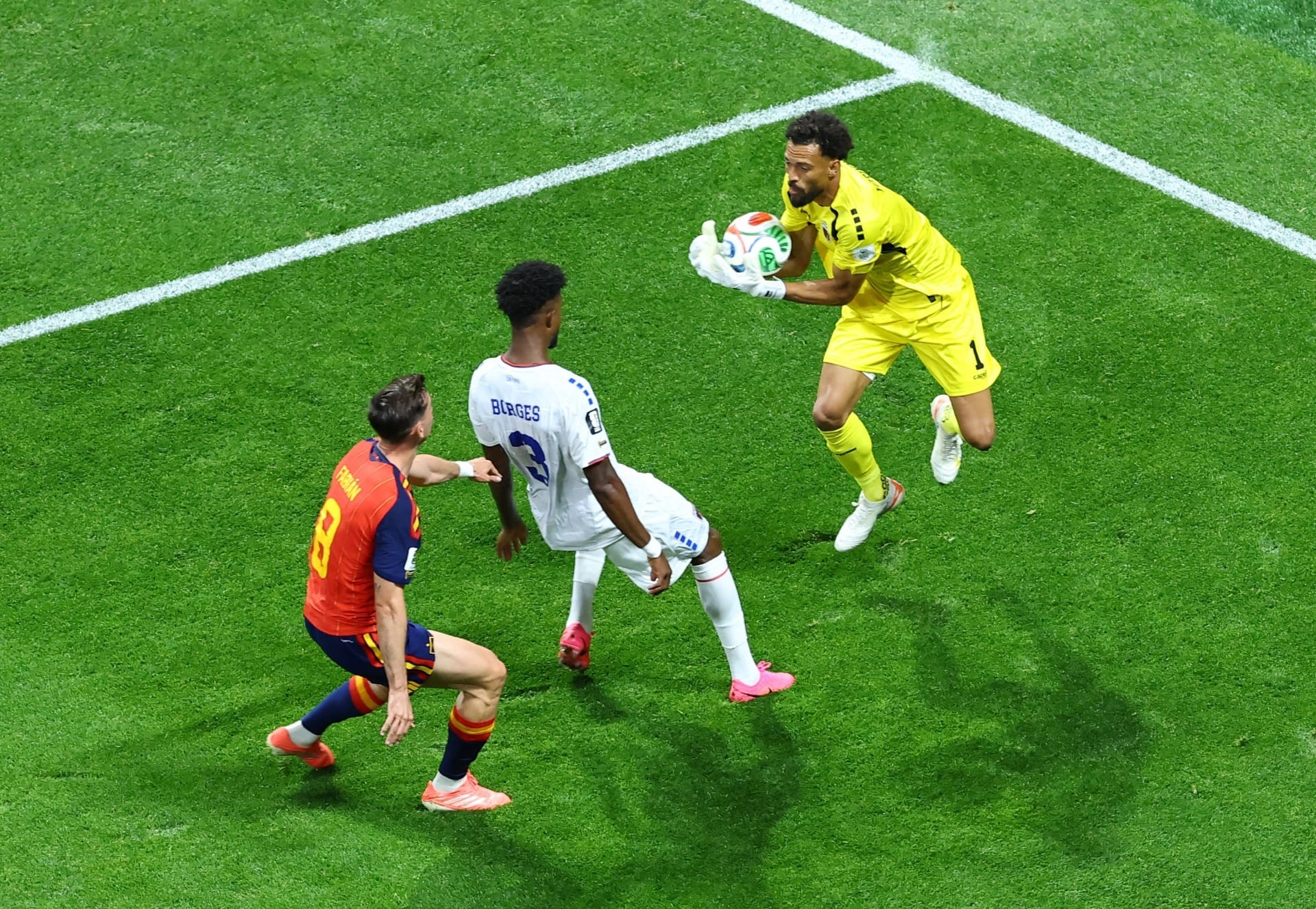 Goleiro Vozinha ganha mais de 1 milhão de seguidores após parar a Espanha