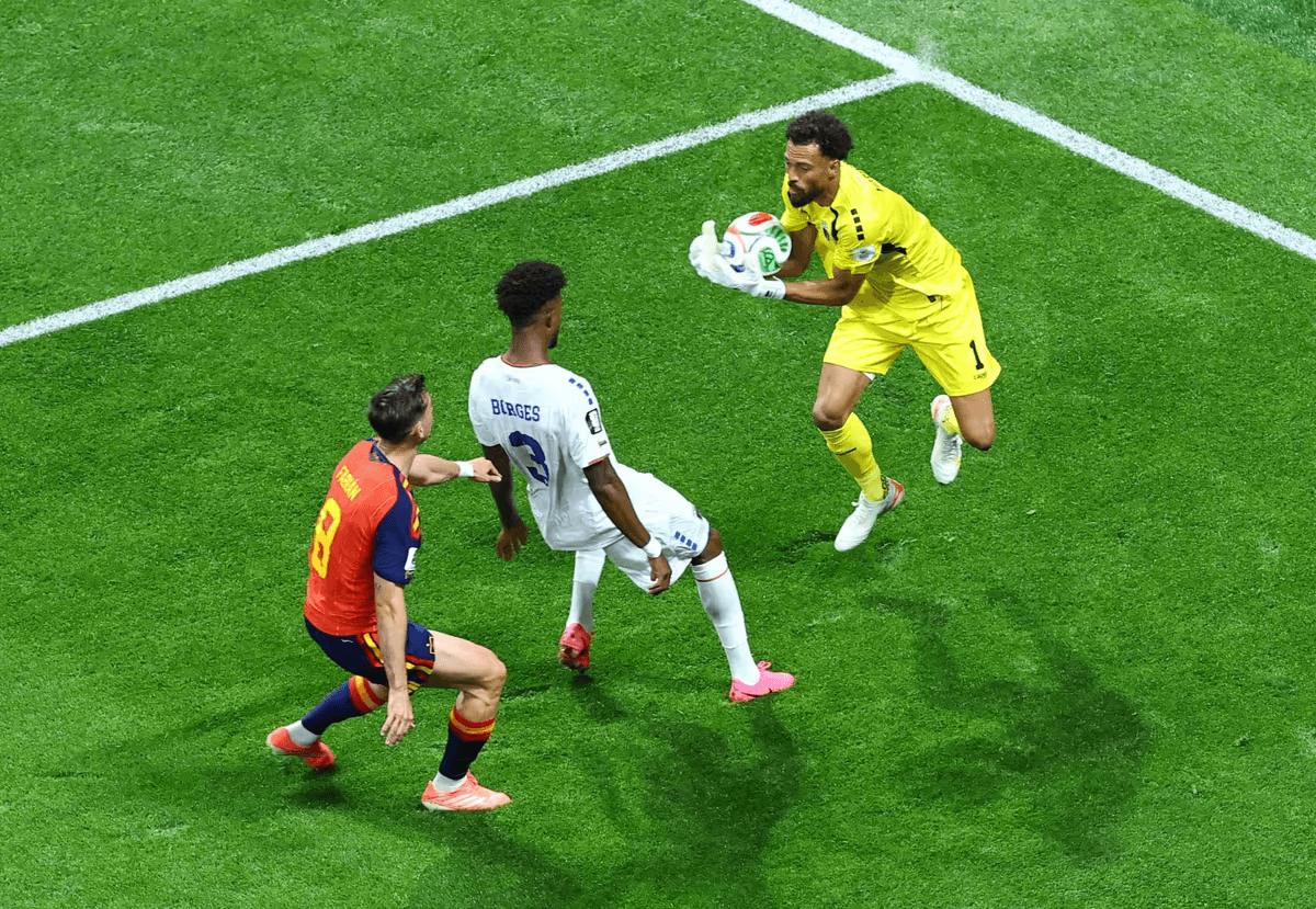 Vozinha para a Espanha e leva Cabo Verde a resultado histórico na Copa