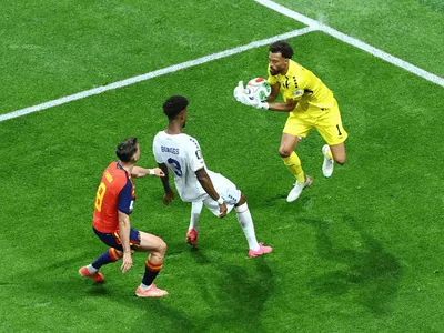 Vozinha para a Espanha e leva Cabo Verde a resultado histórico na Copa