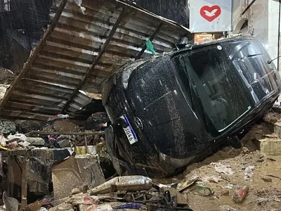Barranco desaba na Rocinha após fortes chuvas no Rio