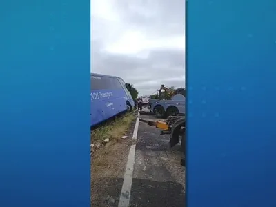 Ônibus com time de basquete capota e deixa ao menos 7 mortos no Ceará