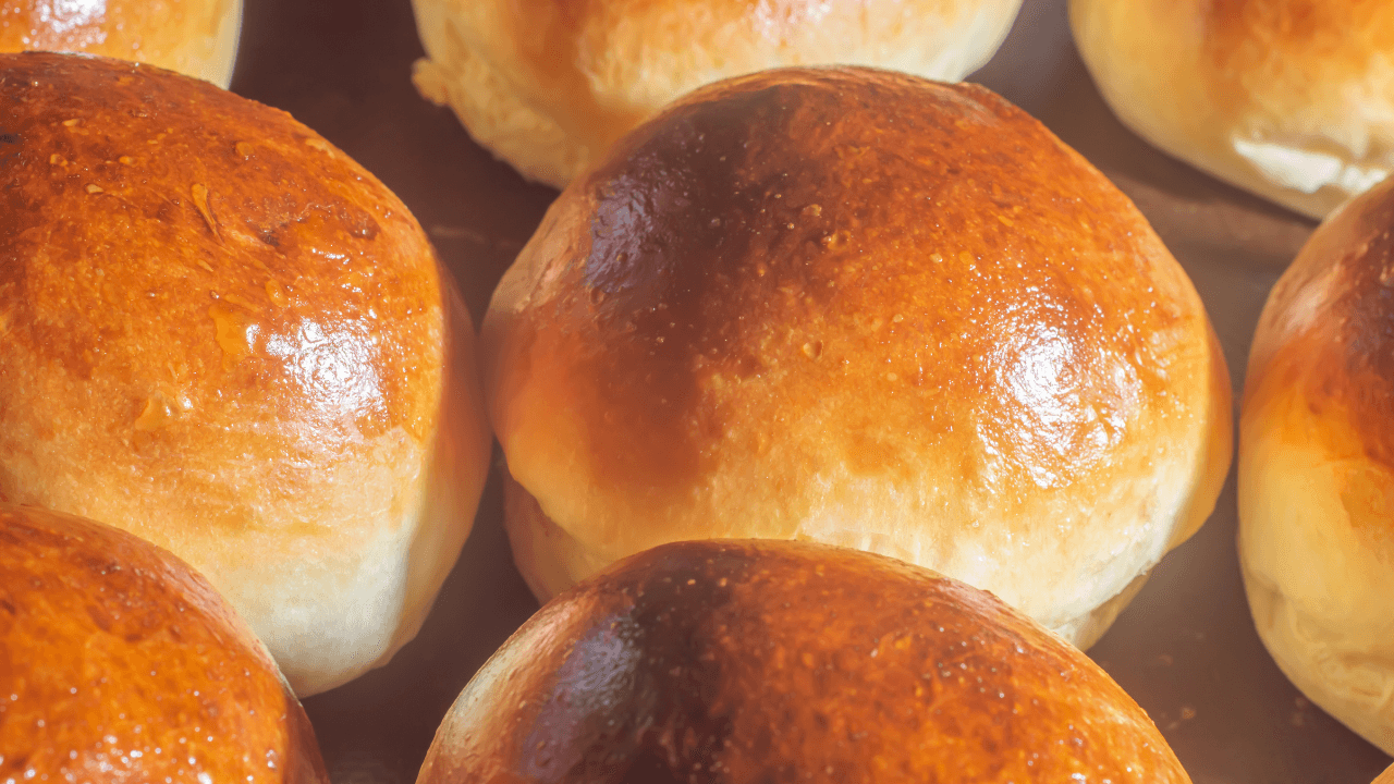 Pão de minuto quentinho: aprenda receita que fica pronta em 15 minutos
