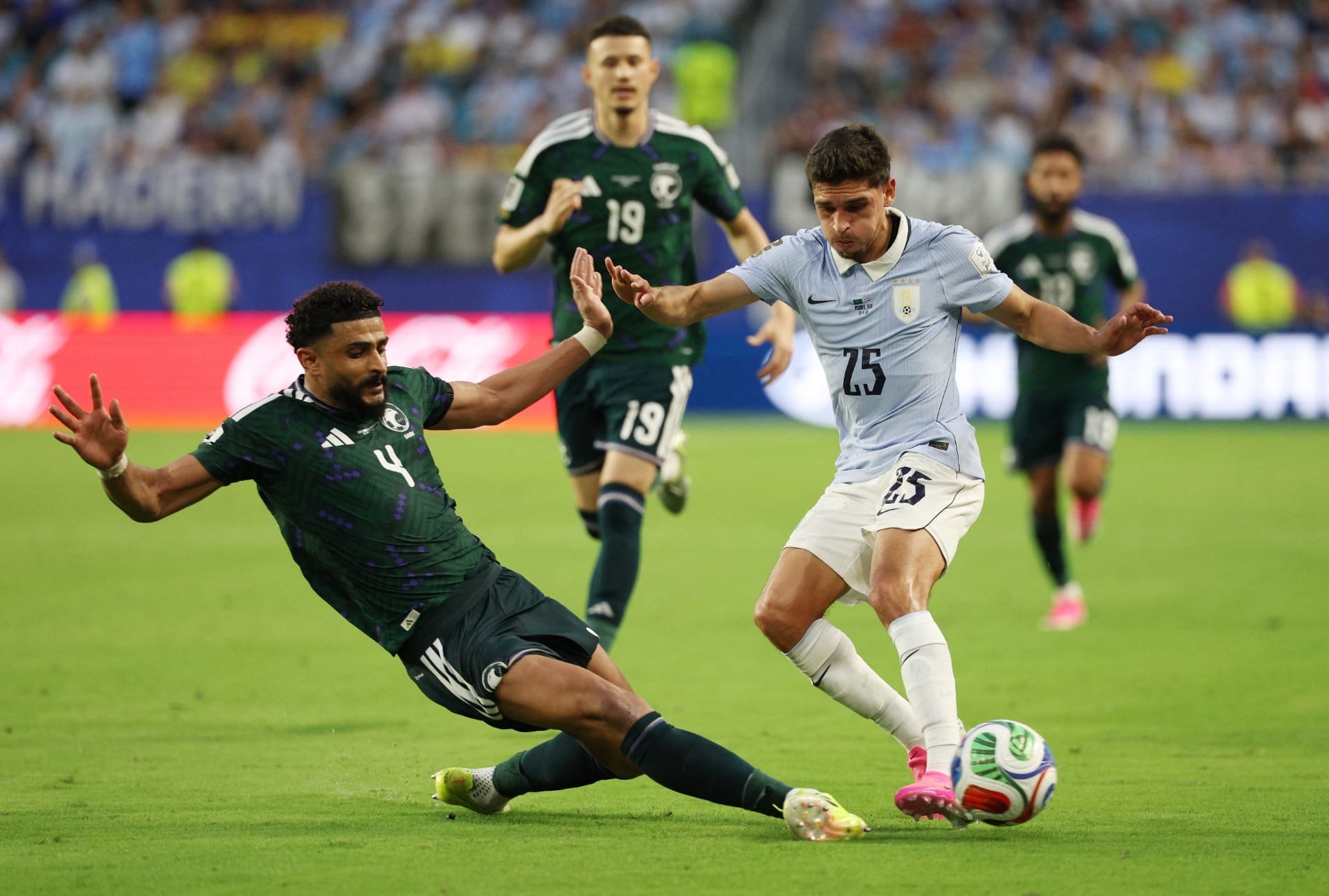 Uruguai sofre, arranca empate contra a Arábia Saudita e lidera o Grupo H